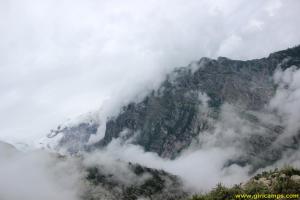 Clouds and mountains on the way to Giri Camps